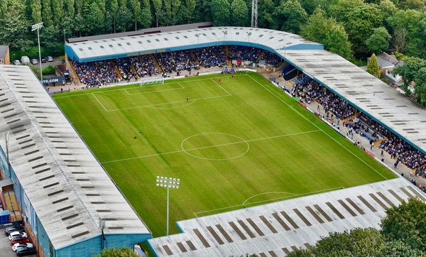 Quels exercices de renforcement des épaules sont conseillés pour les athlètes pratiquant le water-polo?
