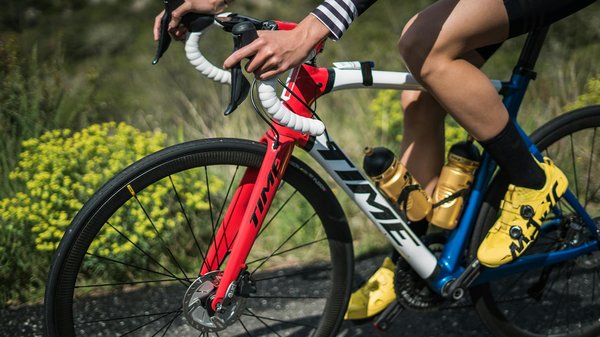 Comment éviter les blessures courantes lors des sorties de cyclisme longue distance?